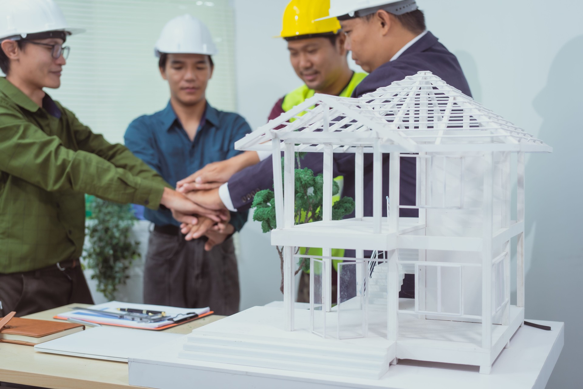 In the office,home builders build homes for clients to discuss plans and designs.They stand at tables,hold hands,and sketch out the outline of the home,focusing on creating the home of their dreams.